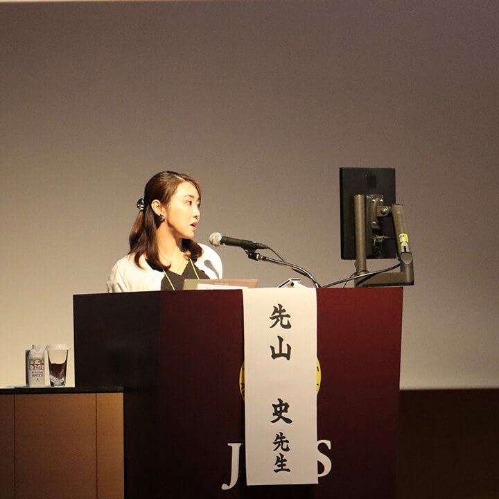 日本国内の美容外科学会はじめ海外の学会でも発表を行っています。