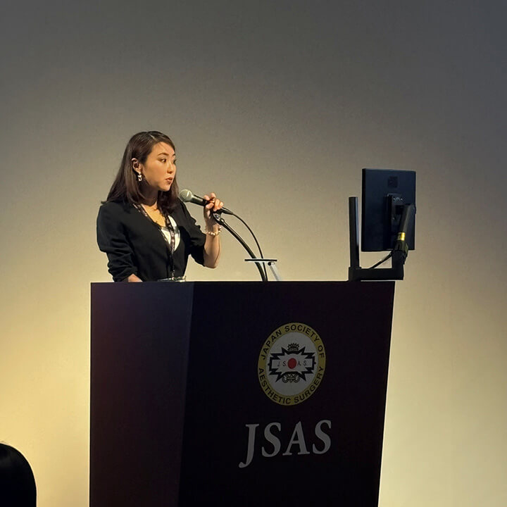 日本国内の美容外科学会はじめ海外の学会でも発表を行っています。
